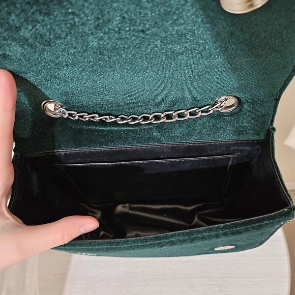 Green velvet bow with silver chain shoulder bag ๐ - Picture 2 of 6